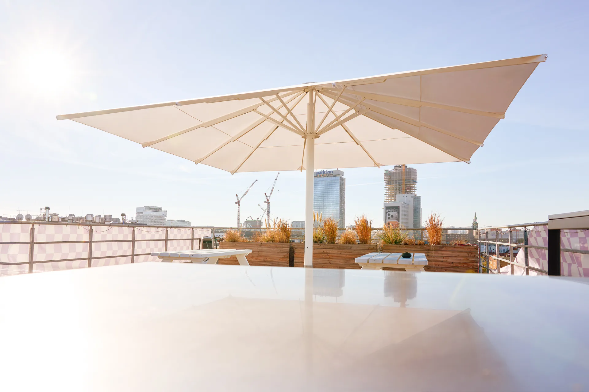Großschirm auf einer Berliner Dachterrasse mit Blick über die Stadt